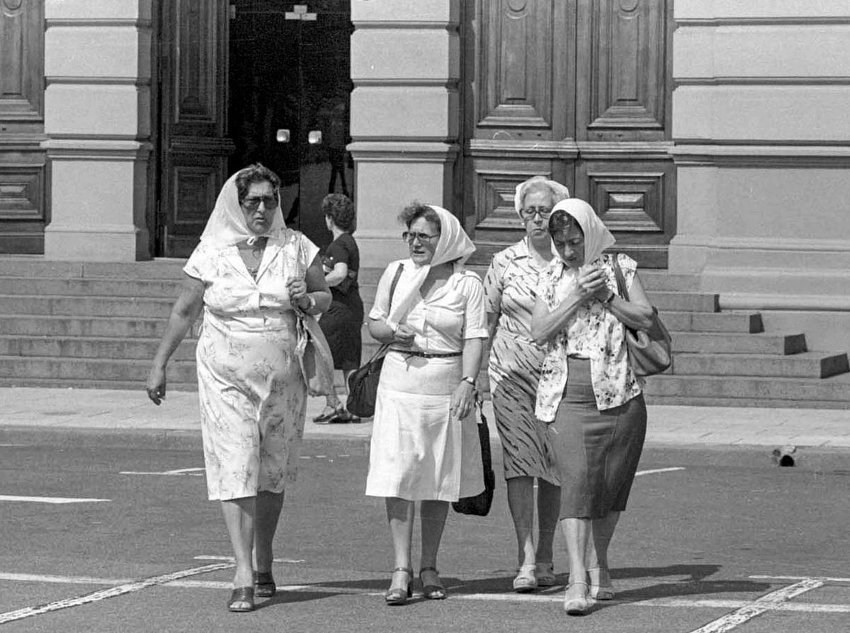 Las Madres de Plaza de Mayo años atrás. Allí está
