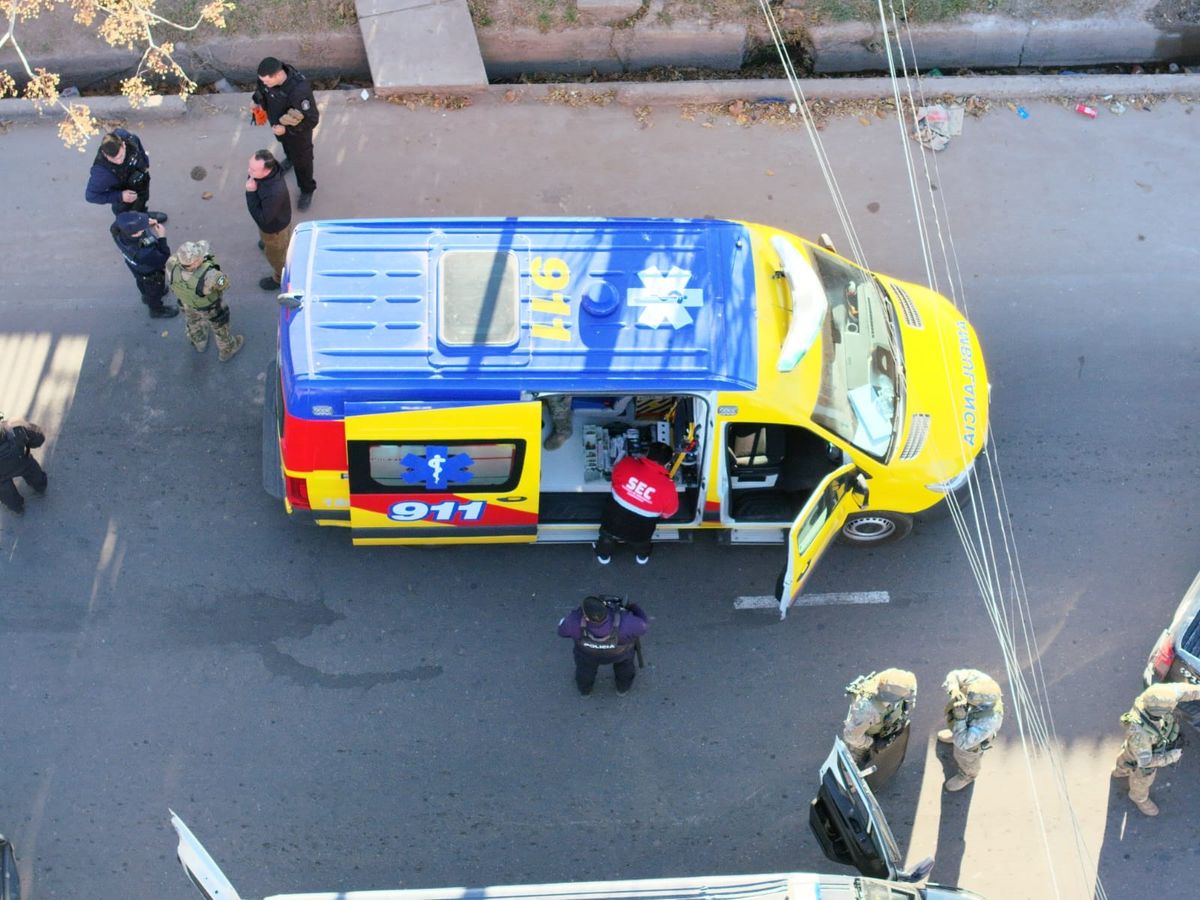 El hombre atrincherado fue trasladado al hospital para que lo revisaran. El hombre atrincherado fue trasladado al hospital para que lo revisaran.