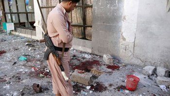 Un atentado suicida mató a 25 personas en una mezquita en la capital de Yemen