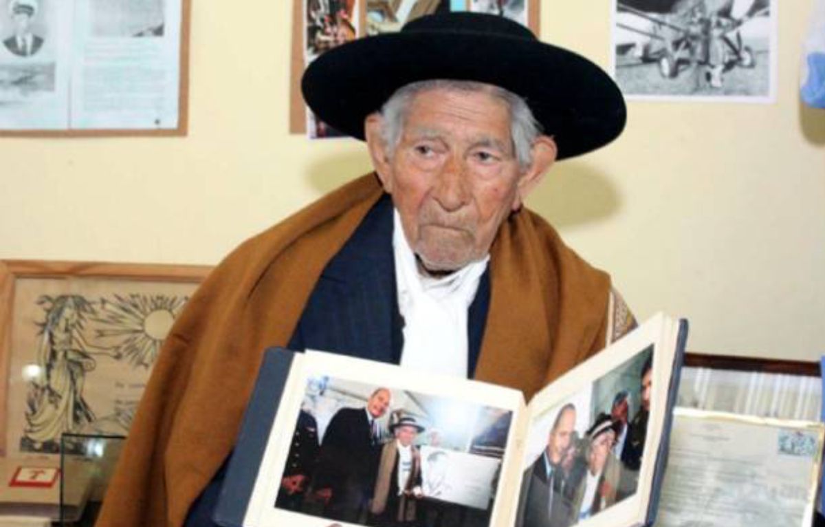 Juan Gualberto García fue condecorado en 2001 por Francia por haber auxiliado al aviador francés. Murió en 2011.