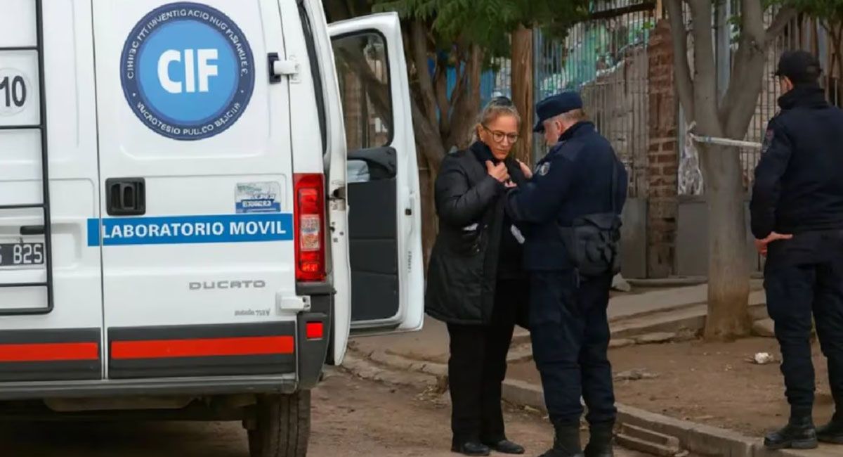 En medio de una violenta discusión, un hombre asesinó a balazos a su pareja e intentó suicidarse, todo adelante de su hijo adolescente. En medio de una violenta discusión, un hombre asesinó a balazos a su pareja e intentó suicidarse, todo adelante de su hijo adolescente.