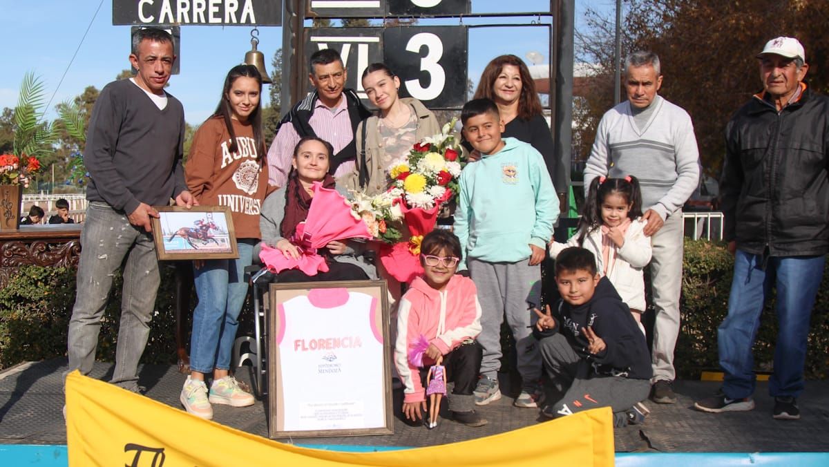 Cariño para la jocketa Florencia Giménez. Familiares y amigos la acompañaron para recibir obsequios y el amor de toda la gente del turf. Cariño para la jocketa Florencia Giménez. Familiares y amigos la acompañaron para recibir obsequios y el amor de toda la gente del turf.