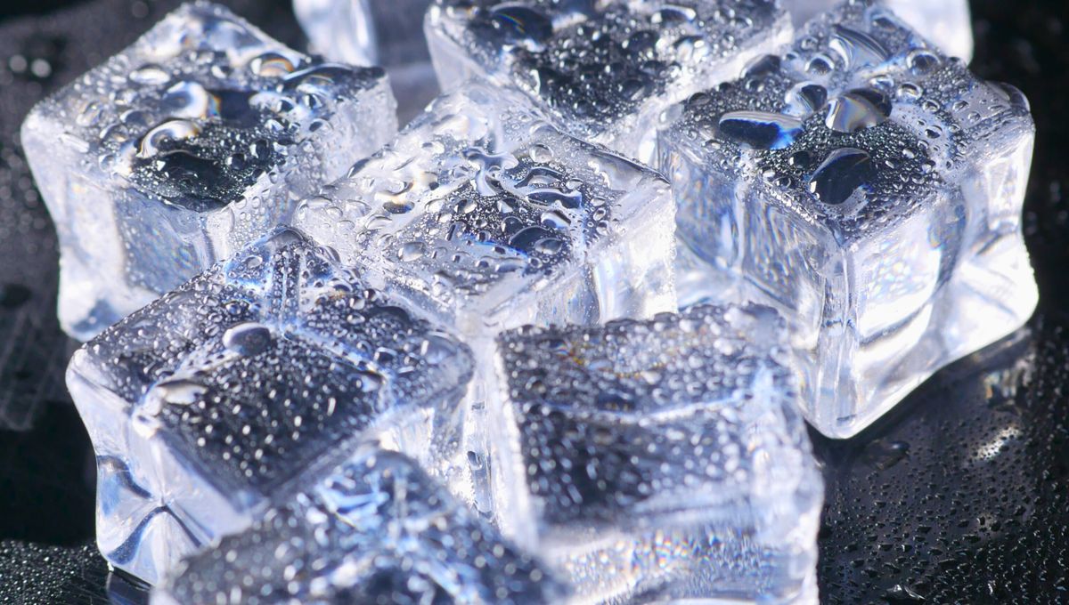 Con un par de hielos puedes limpiar la grasa y los restos de comida de la plancha en pocos minutos.&nbsp;