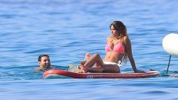 Antonella Roccuzzo y Lionel Messi se mimaron en el medio del mar