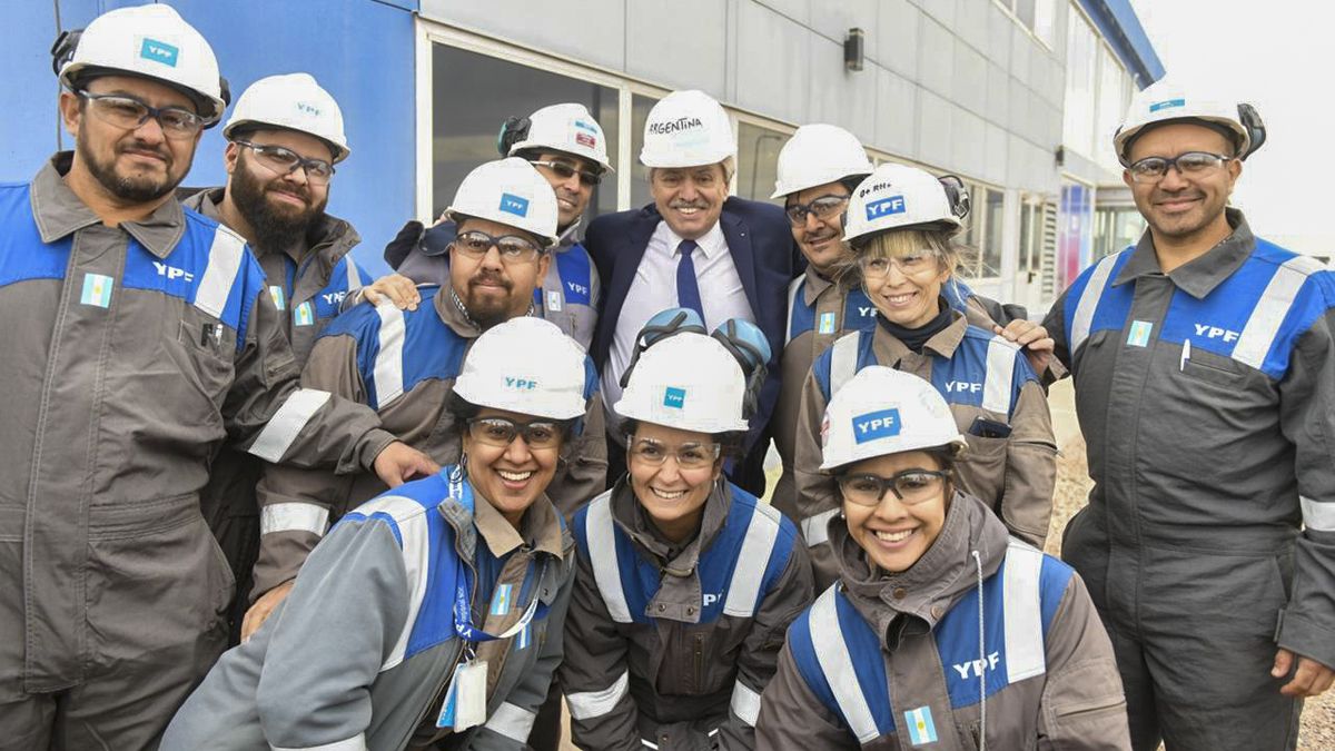 Alberto Fernández junto a operarios de Vaca Muerta,