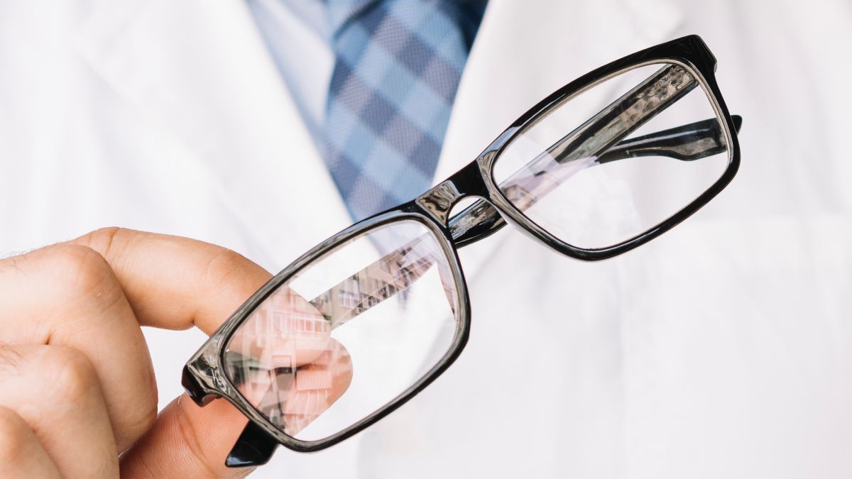 Los 6 mejores trucos caseros para eliminar los rayones de los lentes. Foto: Freepik.