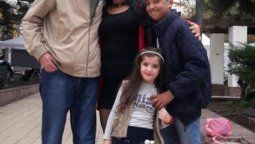 Se organizan para que una familia de Siria pueda volver a su país