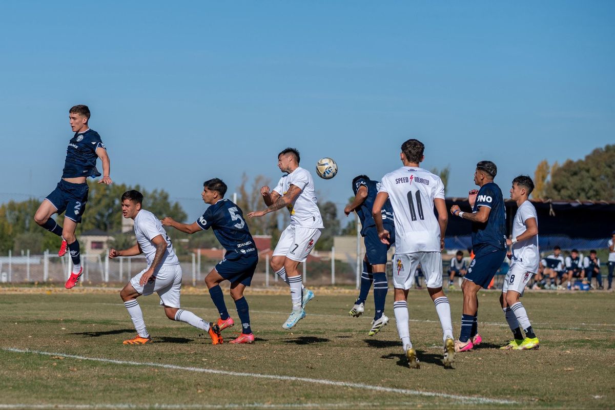 Independiente Rivadavia perdió de local ante Deportivo Riestra, en la Ciudad Deportiva.