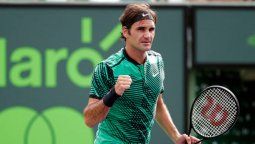 Federer sigue en carrera
