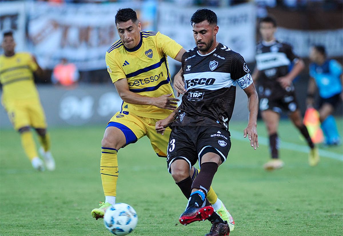 Miguel Merentiel marca a Ignacio Vázquez, de Platense. Miguel Merentiel marca a Ignacio Vázquez, de Platense.