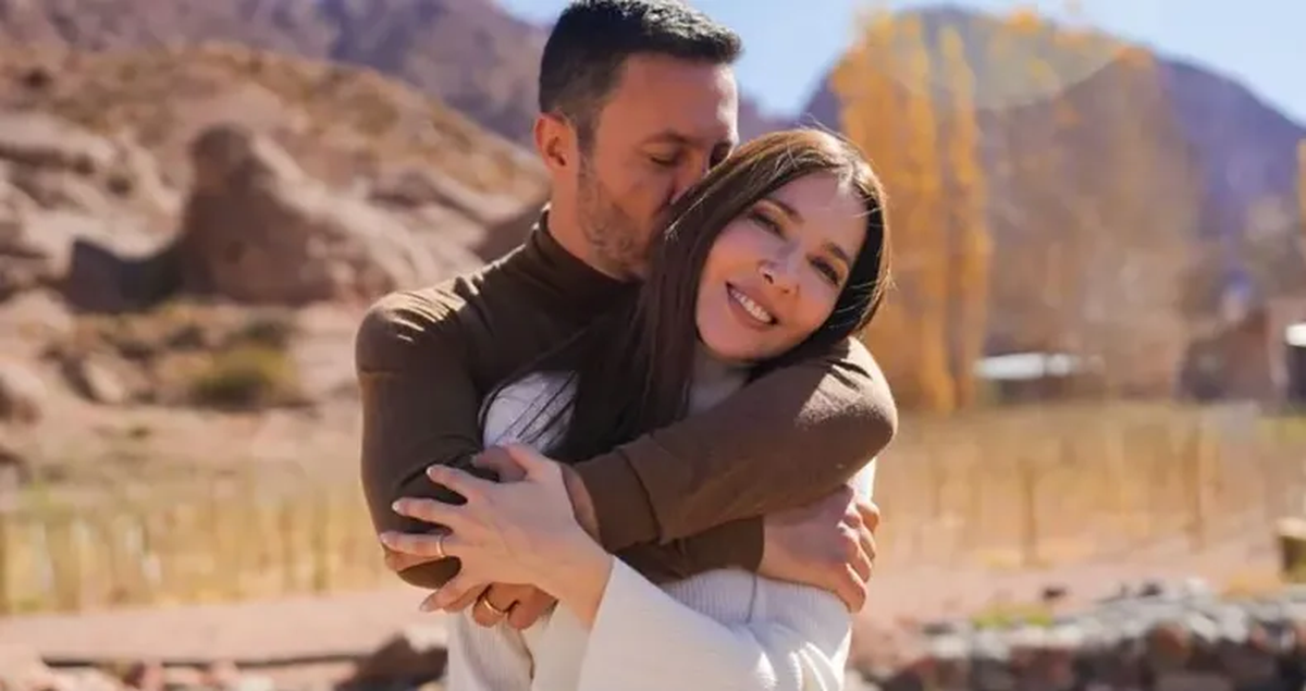 El look de Cristina Pérez para votar: elegancia y estilo en las elecciones 2025