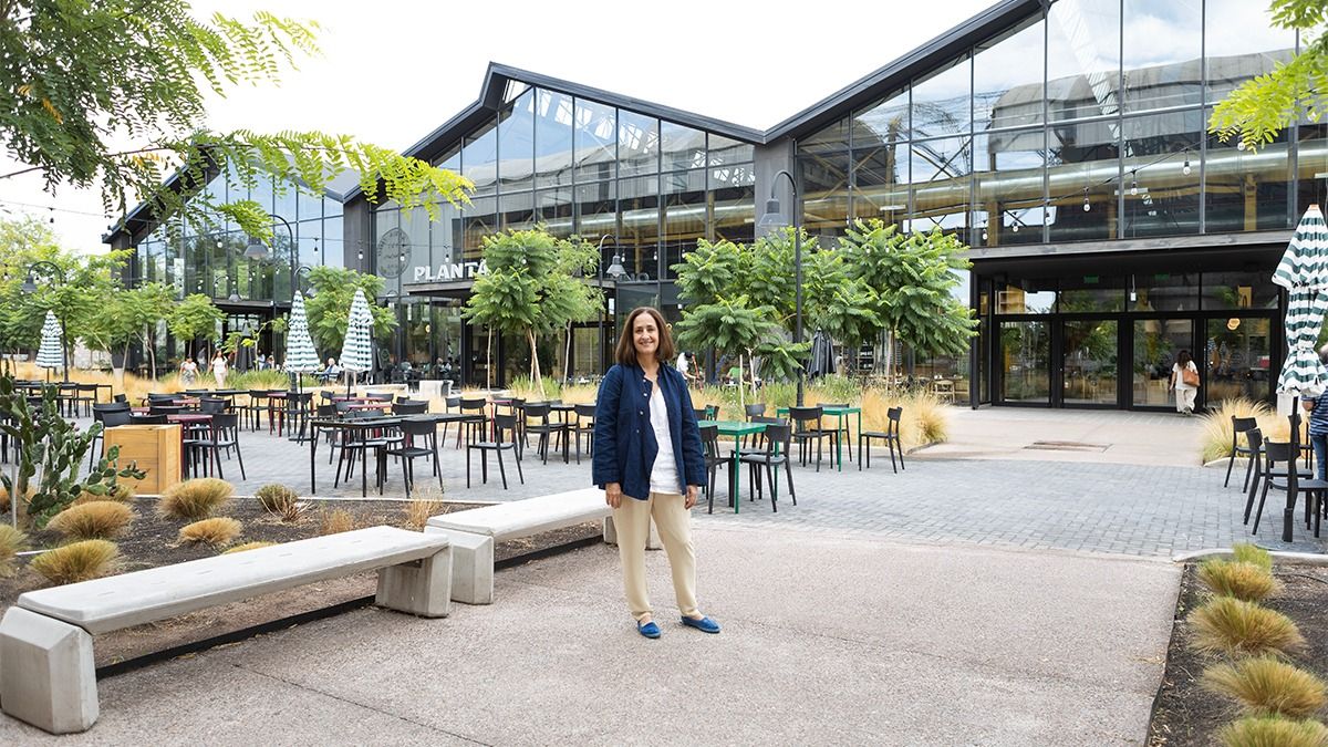 Planta Uno cuenta con un área gastronómica y de mercado de alimentos y un espacio de cowork con amplias salas para reuniones y trabajo remoto. Planta Uno cuenta con un área gastronómica y de mercado de alimentos y un espacio de cowork con amplias salas para reuniones y trabajo remoto.