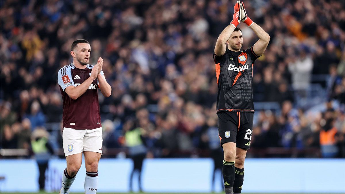 Dibu Martínez saluda a la gente de Aston Villa junto a un compañero.