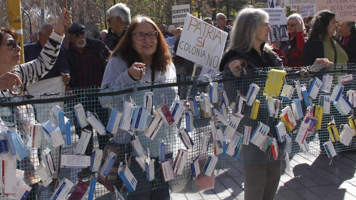Remedios en las rejas. Los jubilados dejaron cajas de medicamentos vacías en el ingreso a la sede del PAMI en Ciudad.