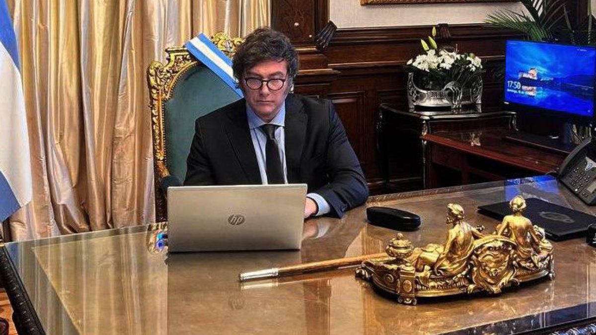 El presidente Javier Milei en su oficina.