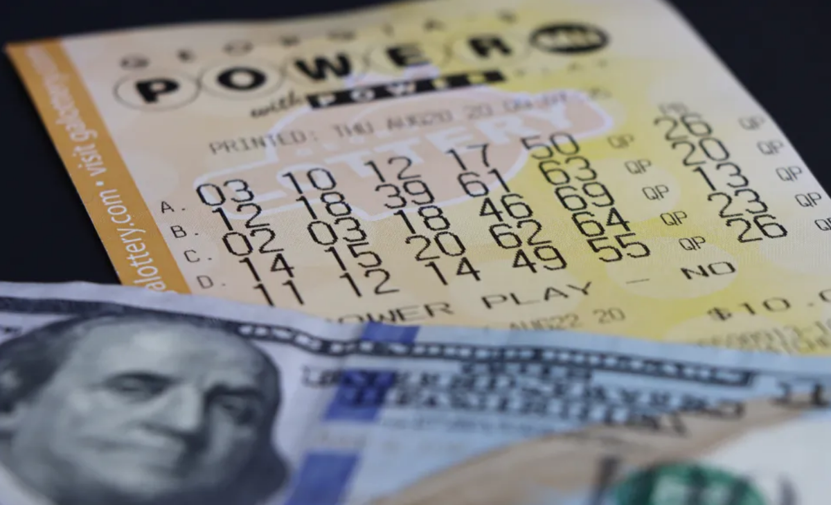 Solidaria. Una mujer ganó la lotería y la compartió con desconocidos.