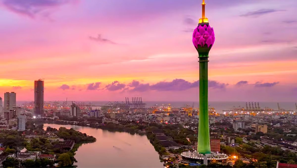 La torre está construida con acero, concreto y vidrio con un acabado color verde esmeralda y rosado. La torre está construida con acero, concreto y vidrio con un acabado color verde esmeralda y rosado.