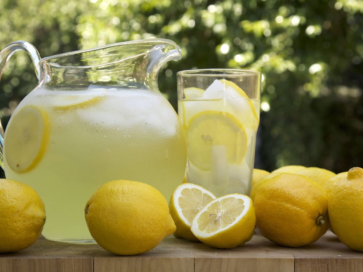 Muy bueno. Tomar agua con lim&oacute;n en ayunas beneficia el sistema inmunol&oacute;gico.