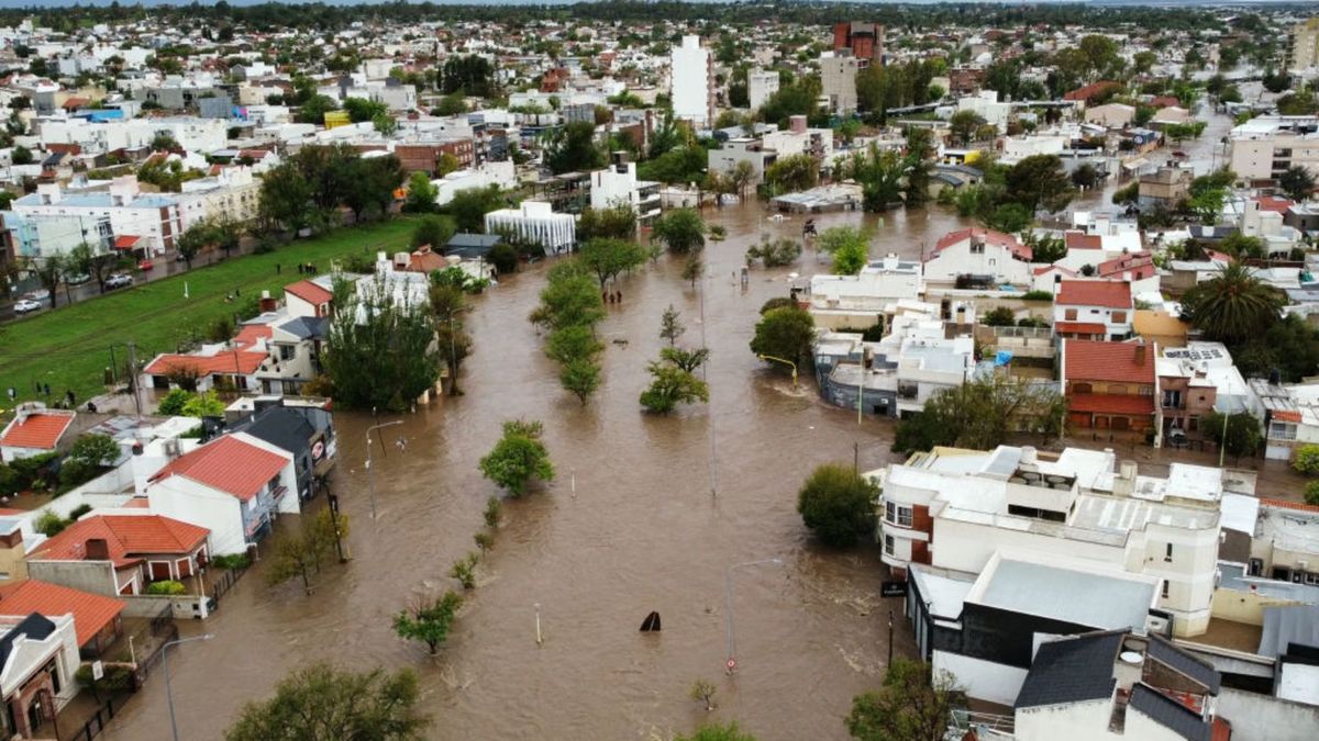 Una ciudad devastada y la ayuda de todo un país. Una ciudad devastada y la ayuda de todo un país.
