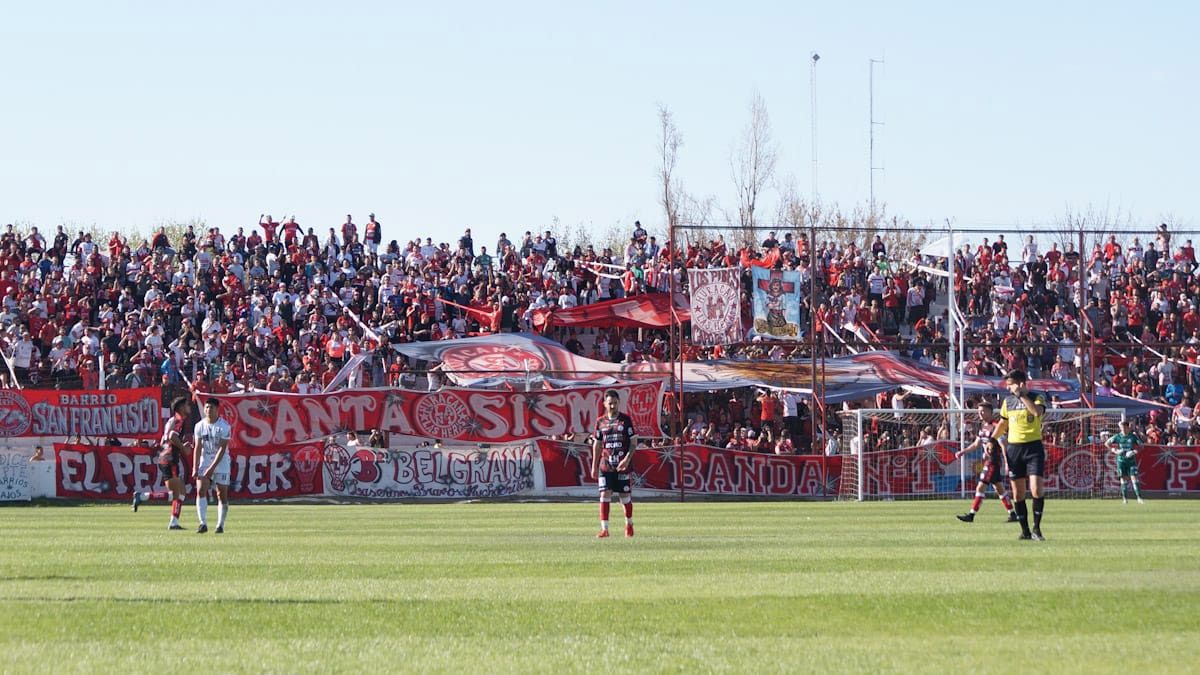 La hinchada del Globo es siempre protagonista cada vez que juega Huracán Las Heras en el General San Martín. La hinchada del Globo es siempre protagonista cada vez que juega Huracán Las Heras en el General San Martín.