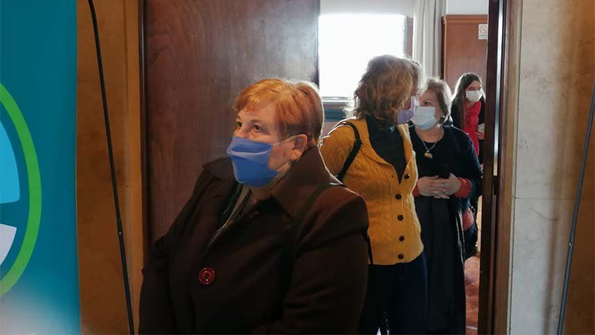 Proponen testear a todos los profesionales para frenar los contagios en hospitales