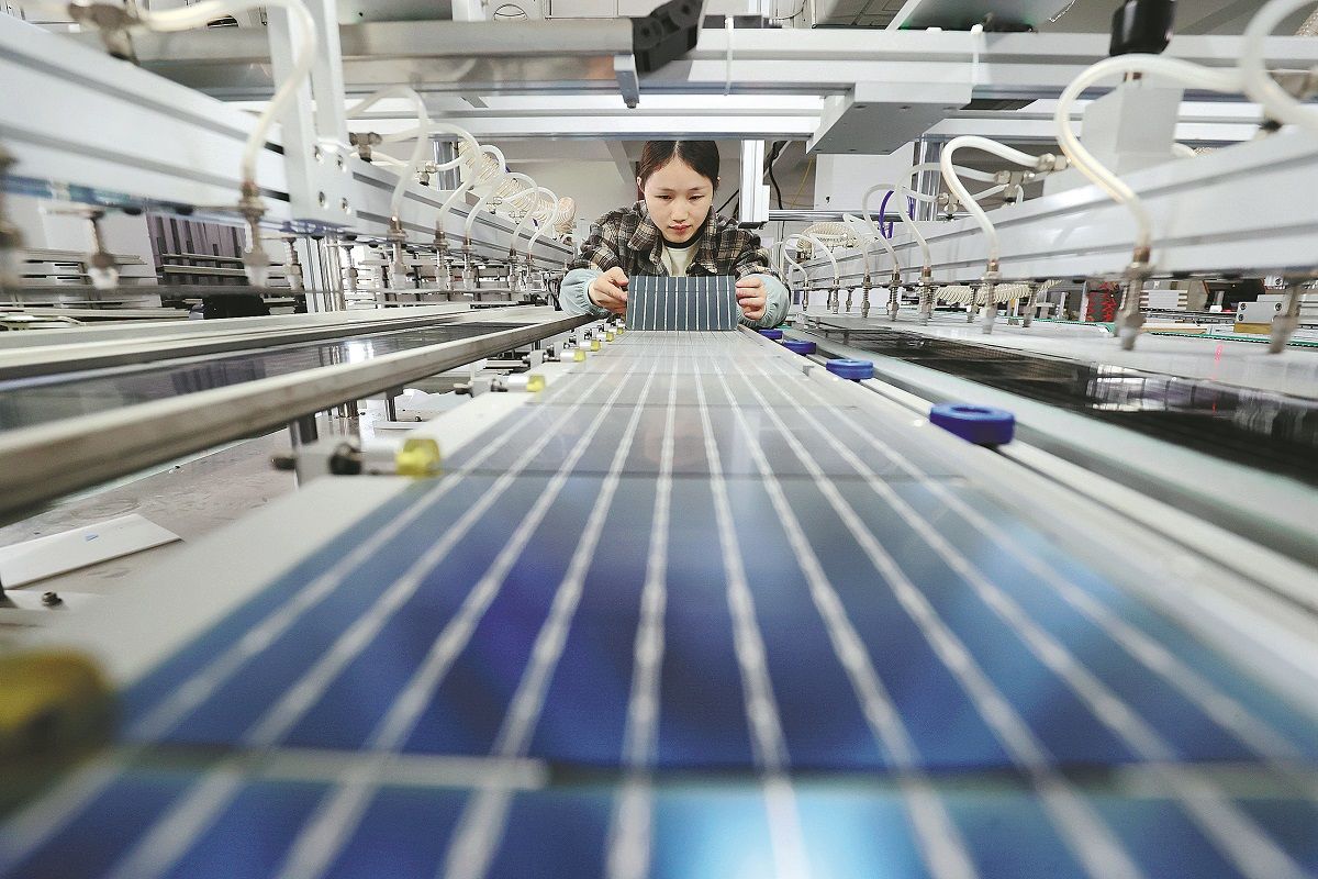 Una empleada trabaja en una línea de producción de energía fotovoltaica en una empresa de tecnología en Huzhou, provincia de Zhejiang. XIE SHANGGUO / PARA CHINA DAILY