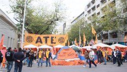 Los gremios no despejarán la zona del mástil en la vereda de la Legislatura