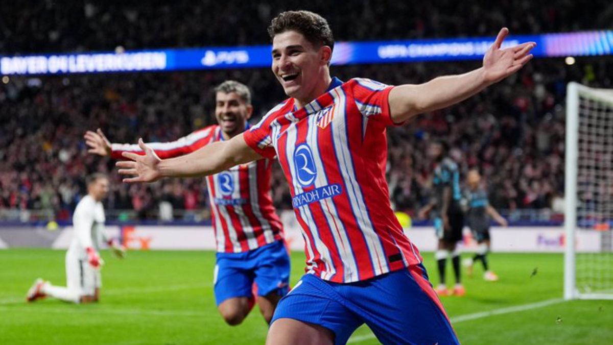 Julián Álvarez festeja su doblete, y detrás lo acompaña el otro argentino que inició la jugada, Ángel Correa. Julián Álvarez festeja su doblete, y detrás lo acompaña el otro argentino que inició la jugada, Ángel Correa.