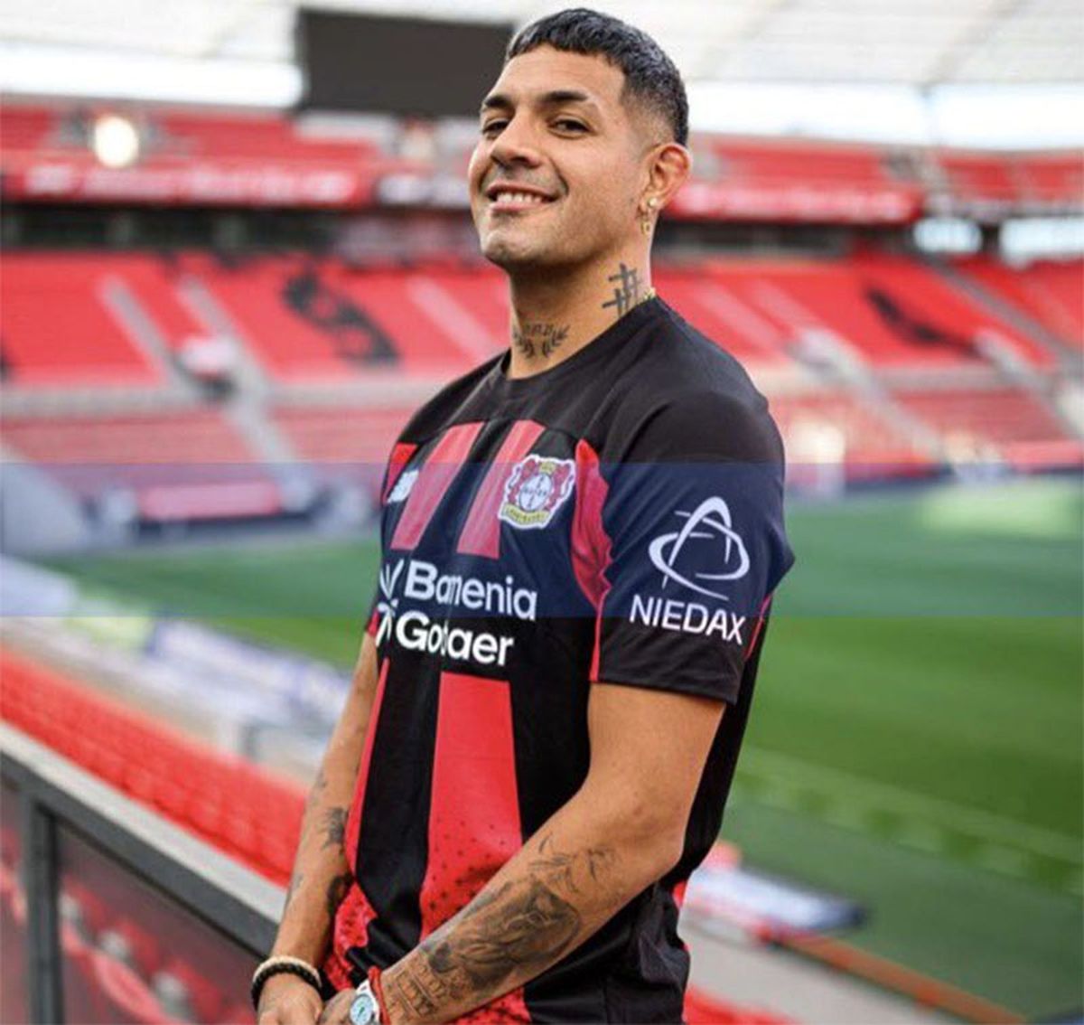Medina posa con su nueva camiseta.