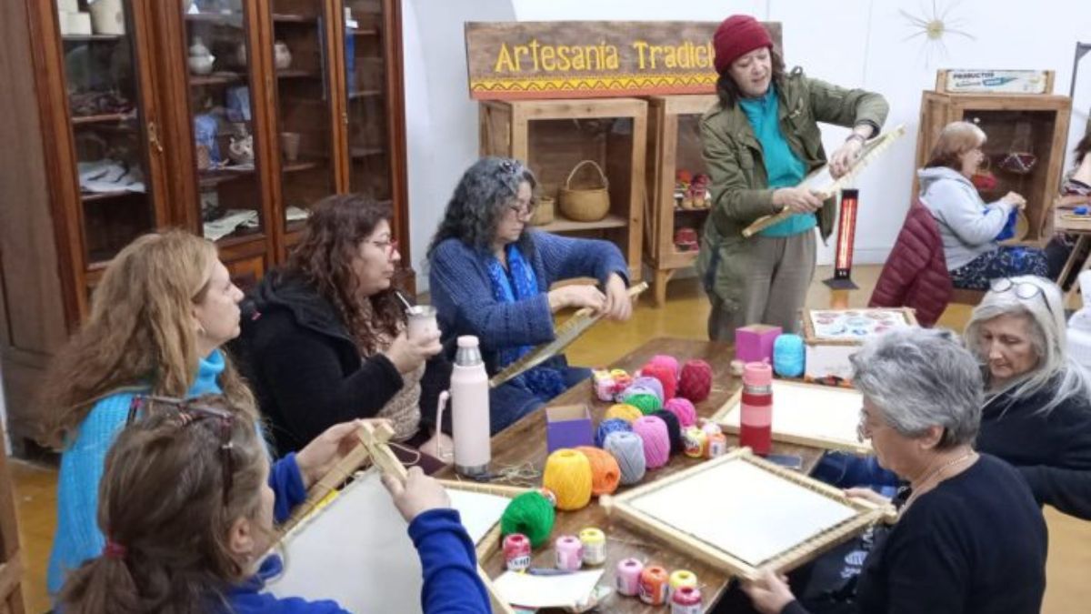 Liliana dictando su taller de tejido ñandutí en el Mercado Artesanal Mendocino Liliana dictando su taller de tejido ñandutí en el Mercado Artesanal Mendocino