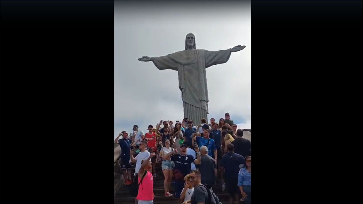 El video de los hinchas de Independiente Rivadavia cantando en Brasil antes del partido con Fluminense