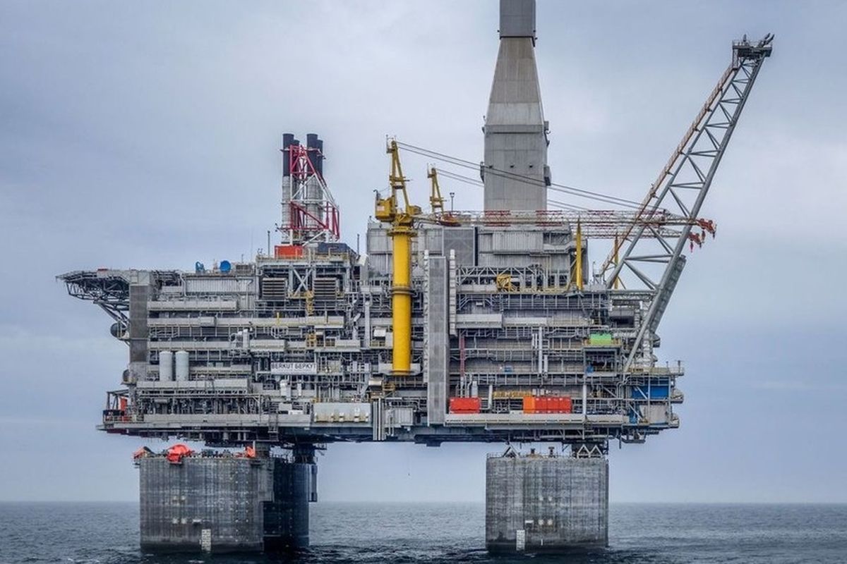 Los investigadores descubrieron que los tiburones ballena toman a las plataformas petrolíferas como referencia para navegar los océanos. Los investigadores descubrieron que los tiburones ballena toman a las plataformas petrolíferas como referencia para navegar los océanos. 