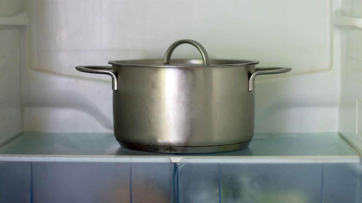 Recomiendan NO llevar una olla con comida a la heladera, ya que podría, por muchos factores, ser perjudicial para la salud.