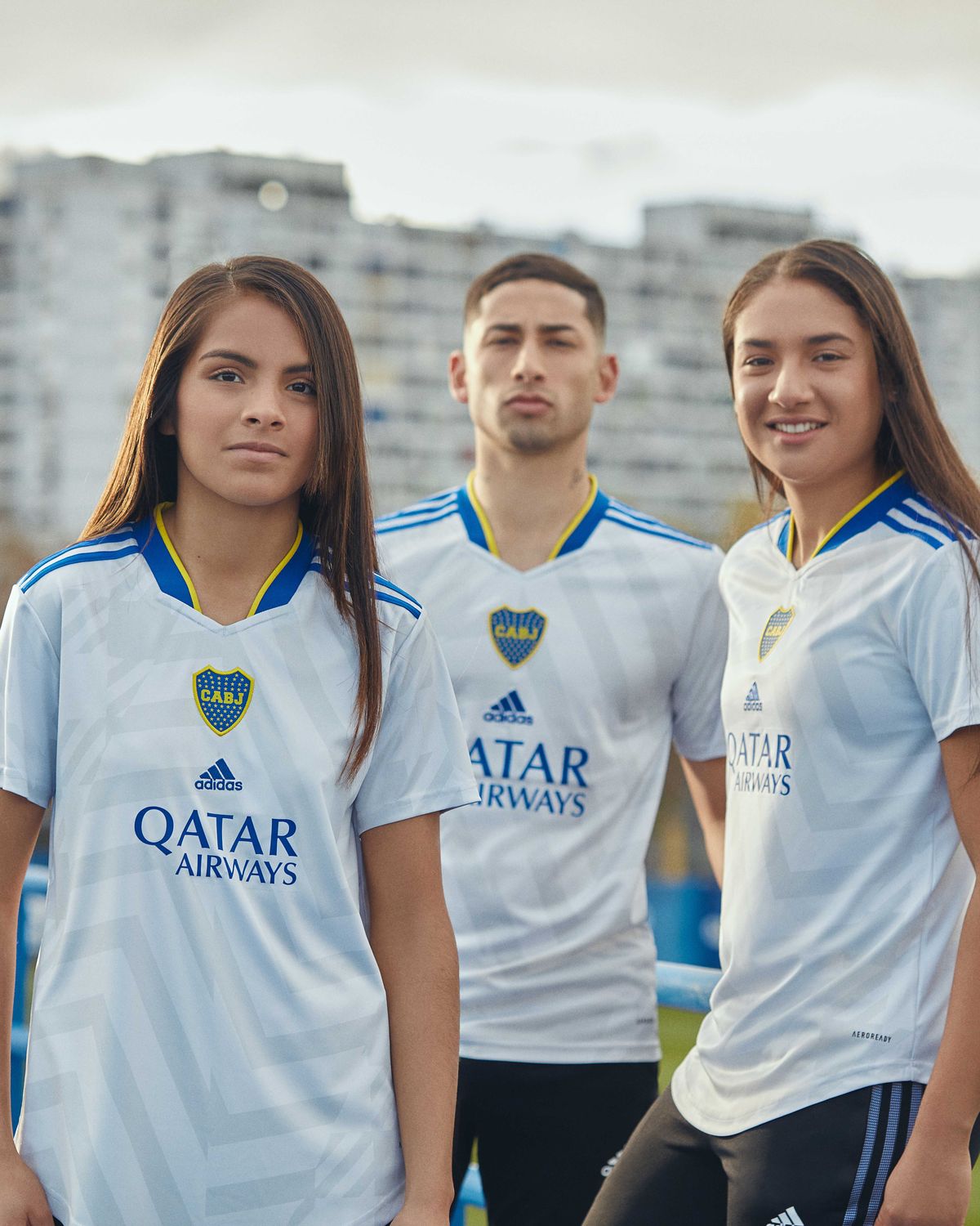 Eugenia Flores y Estefanía Palomar, las dos jóvenes elegidas para presentar la camiseta de Boca.