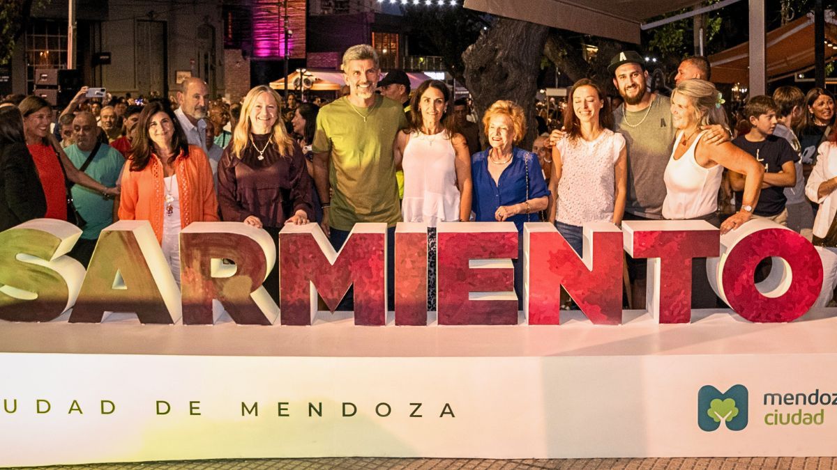 El intendente Ulpiano Suarez y la vicegobernadora Hebe Casado junto a comerciantes y emprendedores gastron&oacute;micos durante la reapertura de la calle Sarmiento.&nbsp;