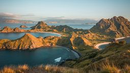 Es una de las islas más recónditas del mundo: tiene paisajes increíbles y curiosas costumbres. Imagen de Freepik.