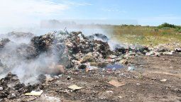 Vecinos de Colonia Avellaneda acorralados por el humo y la basura temen por su salud