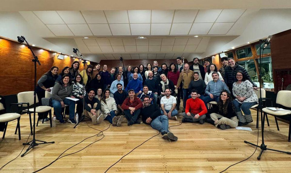 El Estudio Vocal Universitario (EVU) junto a los compositores Ariel Pirotti y Saúl Zaks, al finalizar la grabación en un estudio de Mendoza. El Estudio Vocal Universitario (EVU) junto a los compositores Ariel Pirotti y Saúl Zaks, al finalizar la grabación en un estudio de Mendoza.