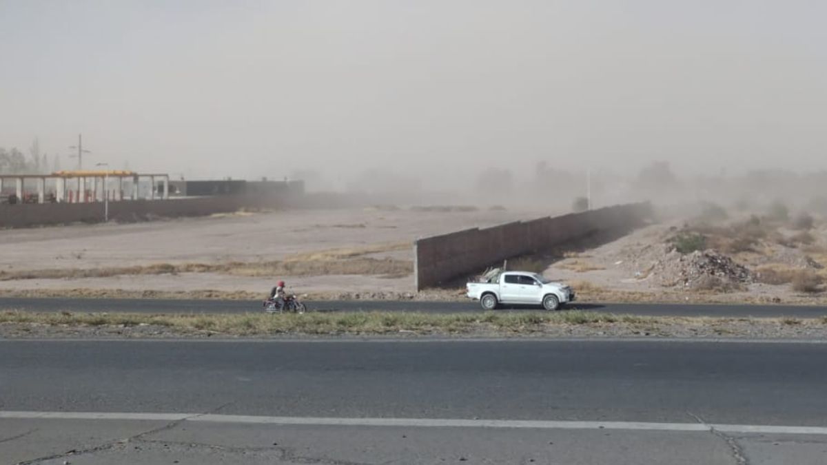 Así lucía una zona del Acceso Este a la altura de Maipú luego del descenso del viento Zonda. Así lucía una zona del Acceso Este a la altura de Maipú luego del descenso del viento Zonda.