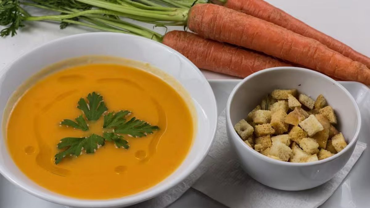 La sopa de zanahoria no solo e un alimento nutritivo en el invierno, sino que también es rica en fibra y mejora la visión La sopa de zanahoria no solo e un alimento nutritivo en el invierno, sino que también es rica en fibra y mejora la visión