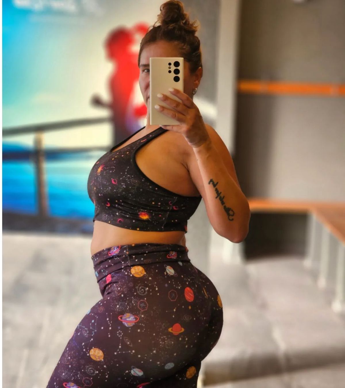 Nazarena Vélez festejó un mes de gym con zoom asesino a sus calzas galácticas y es brutal. Nazarena Vélez festejó un mes de gym con zoom asesino a sus calzas galácticas y es brutal.