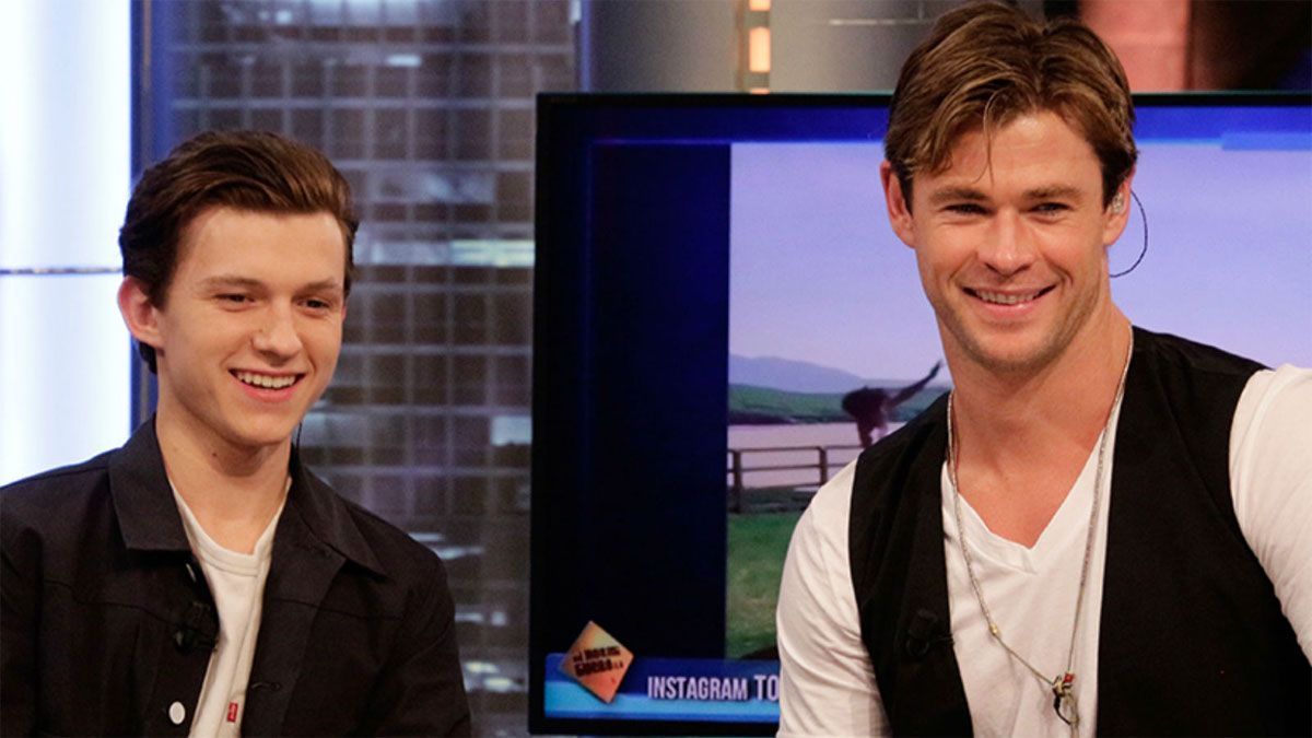 Tom Holland y Chris Hemsworth se roban toda la atención en En el corazón del mar, un éxito de Netflix.