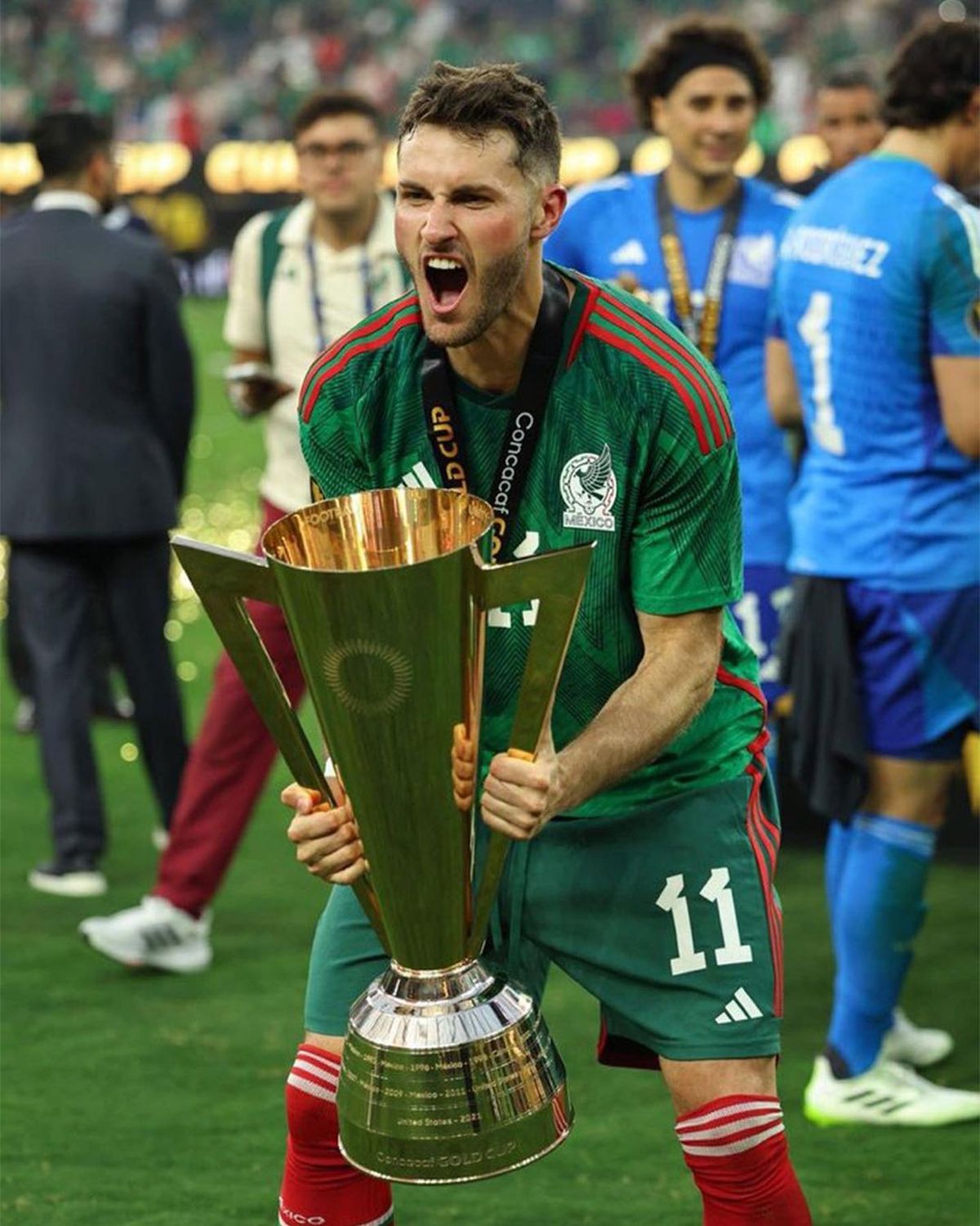 Santiago Giménez es hijo de un ex jugador de Boca pero representa a la selección de México Santiago Giménez es hijo de un ex jugador de Boca pero representa a la selección de México