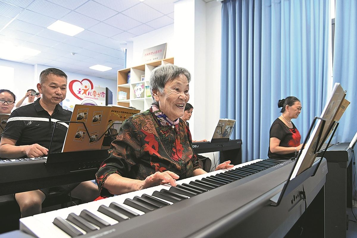 Estudiantes aprenden a tocar el teclado en una universidad para adultos mayores en Chongqing. SUN KAIFANG / PARA CHINA DAILY.