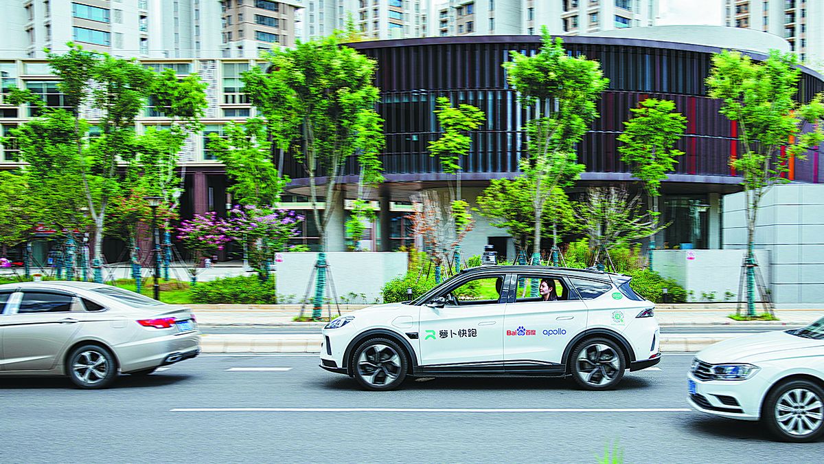 Un pasajero prueba un taxi robótico de Apollo Go en Wuhan, provincia de Hubei. PARA USO DE CHINA DAILY