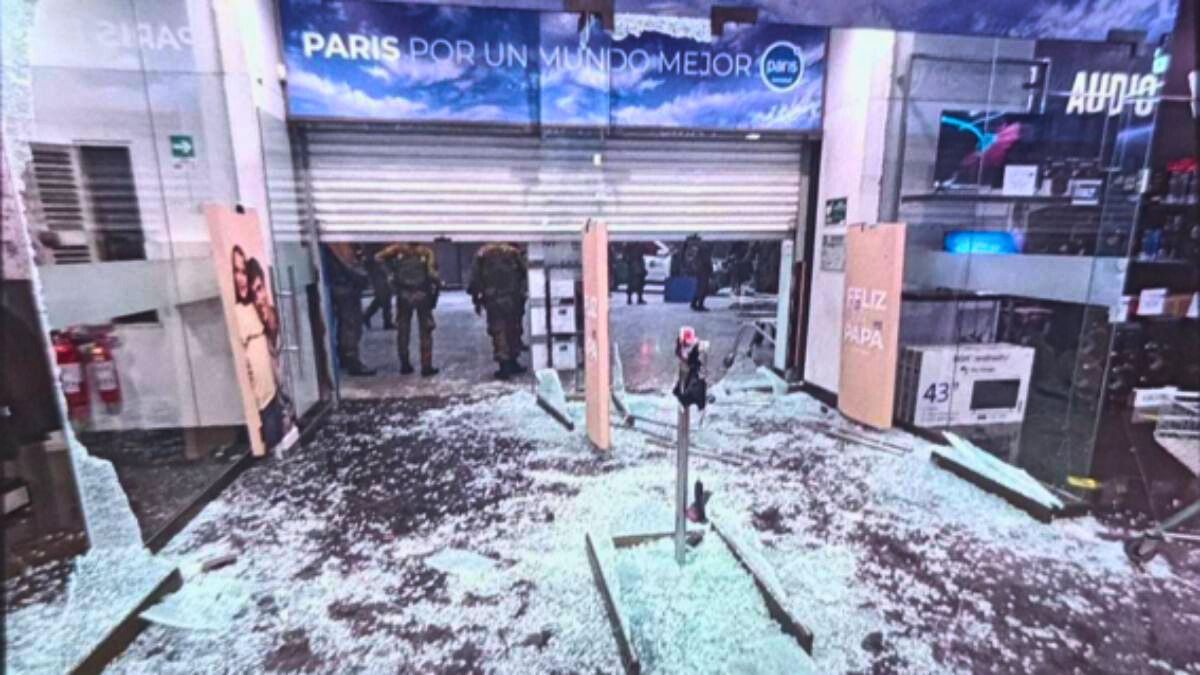 Totalmente destrozada. Así quedó la tienda Paris de Valparaíso.