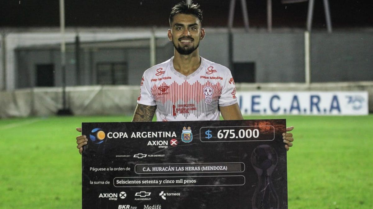El delantero posa con el cheque tras la clasificación a los 16avos de final de la Copa Argentina.