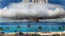 Estados Unidos lanza una bomba nuclear en el océano Pacífico, la primera en detonarse en el mar.