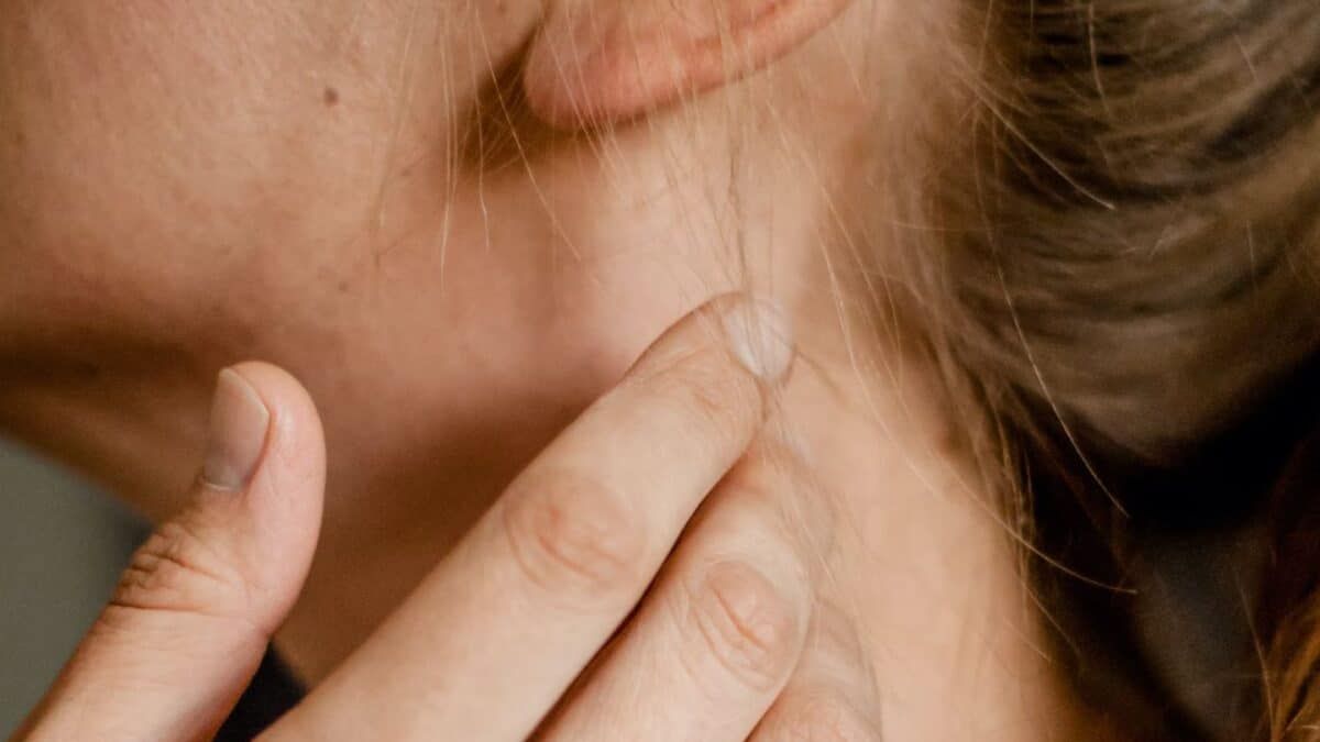 El aumento de peso puede darse por el incremento de dos hormonas tiroideas: TSH y la T3. El aumento de peso puede darse por el incremento de dos hormonas tiroideas: TSH y la T3.