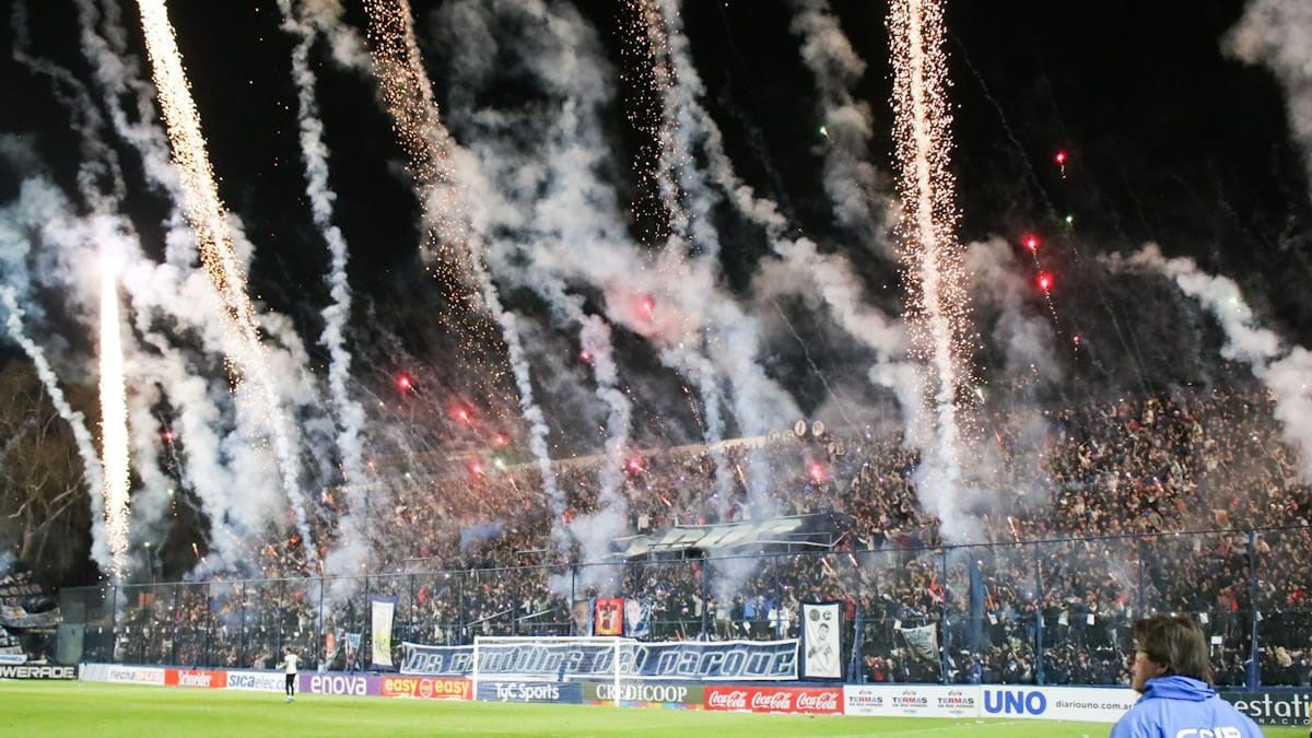 Los hinchas de la Lepra armaron una fiesta impresionante en el Gargantini, que recorrió el mundo. Los hinchas de la Lepra armaron una fiesta impresionante en el Gargantini, que recorrió el mundo.